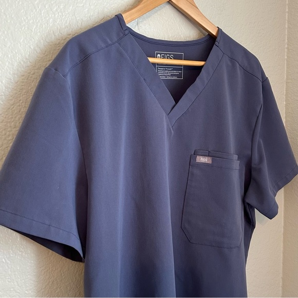 Figs Men’s Leon Three-Pocket V-Neck Classic Fit Scrub Top in Blue, Size X-Large - Picture 3 of 5